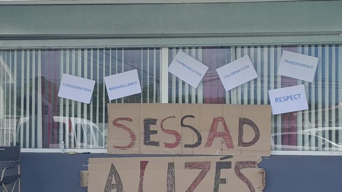 Pancartes et affiches au siège du Sessad Alizés