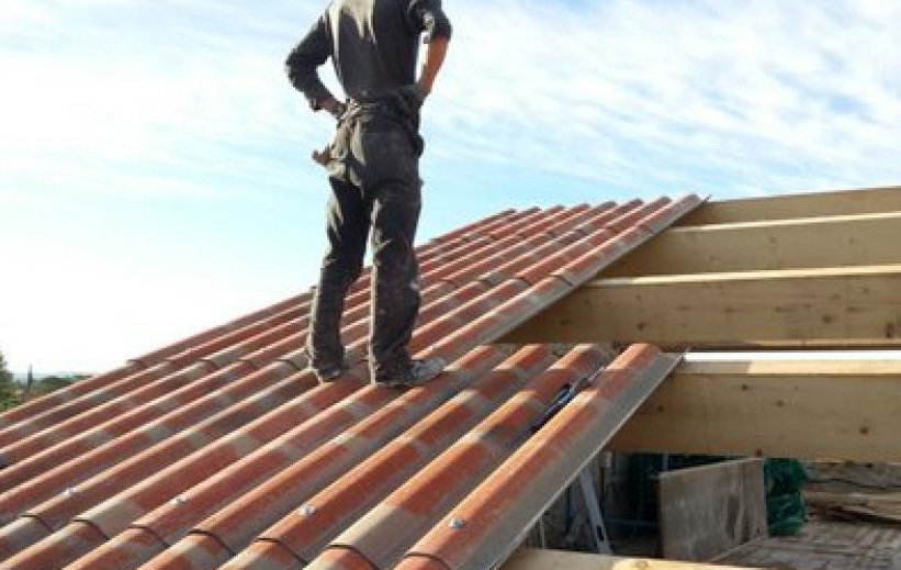     Un travailleur illégal chute d'un toit à Jarry 

