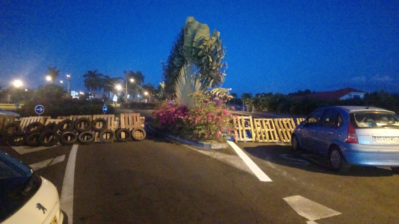 Transports, zones commerciales, raffinerie : un jeudi de blocage en Martinique en images