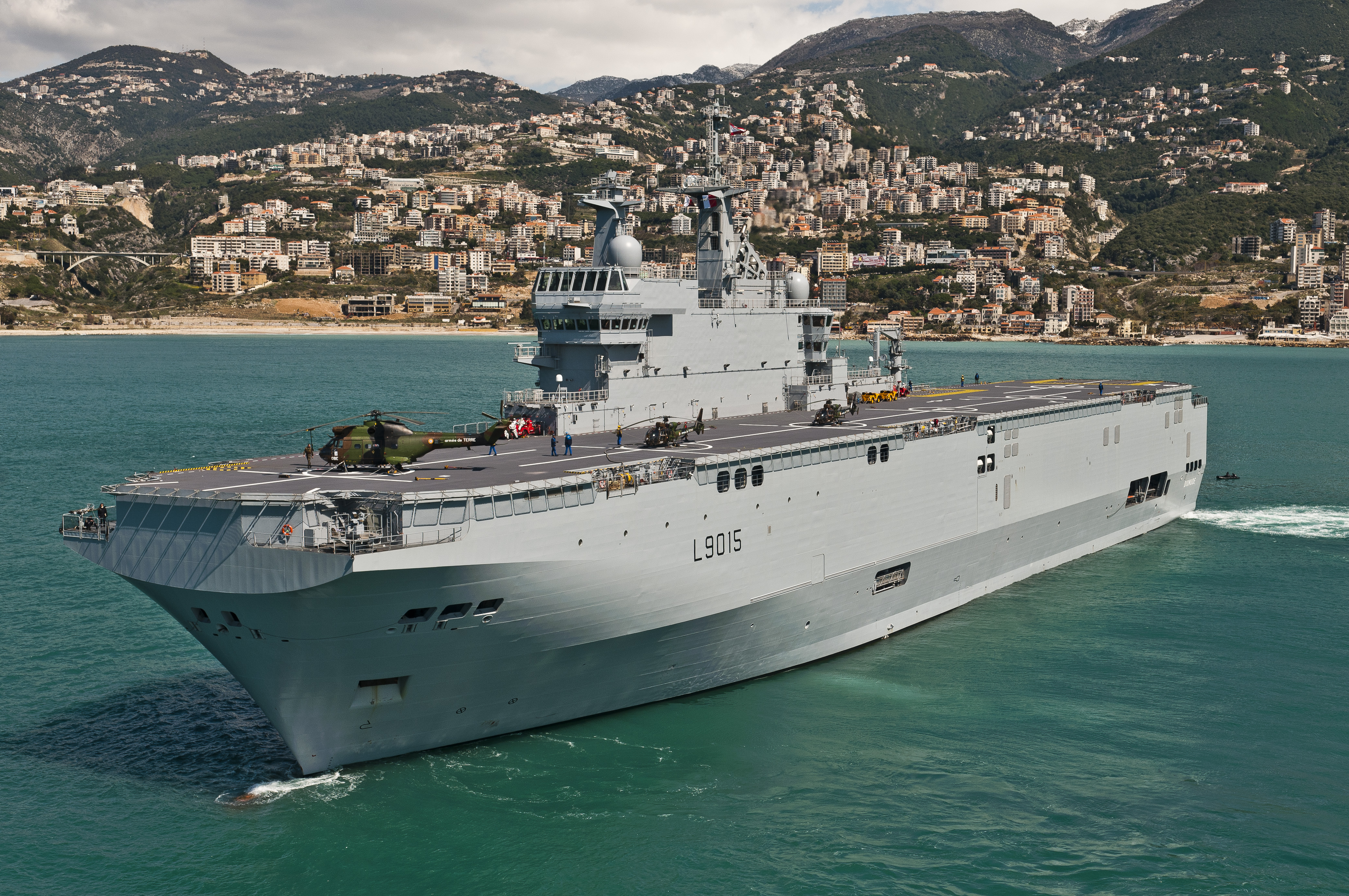     La France va déployer un porte-hélicoptère aux Antilles

