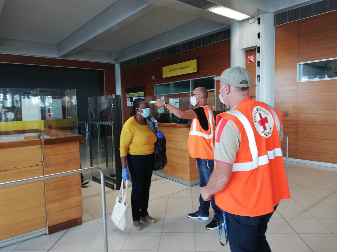     Coronavirus : Contrôle de passagers à l'aéroport Aimé-Césaire 

