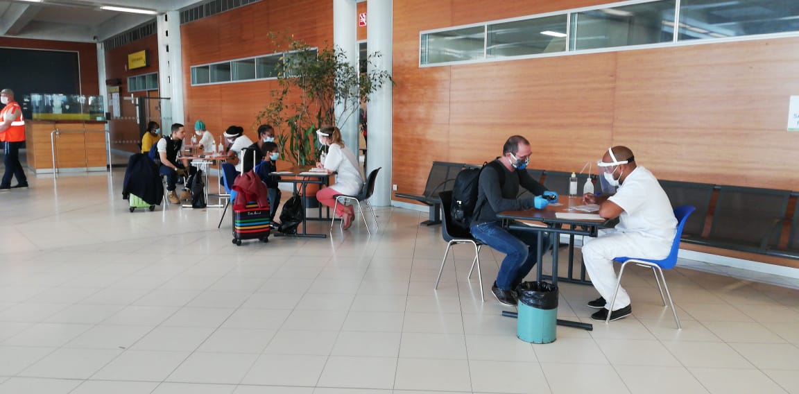 Coronavirus : Contrôle de passagers à l&#039;aéroport Aimé-Césaire