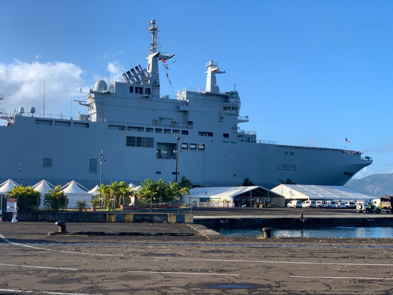     [En images] Le porte-hélicoptères Dixmude au port de Fort-de-France

