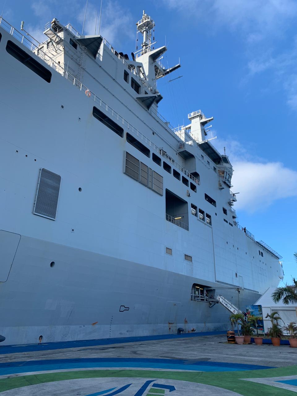 [En images] Le porte-hélicoptères Dixmude au port de Fort-de-France