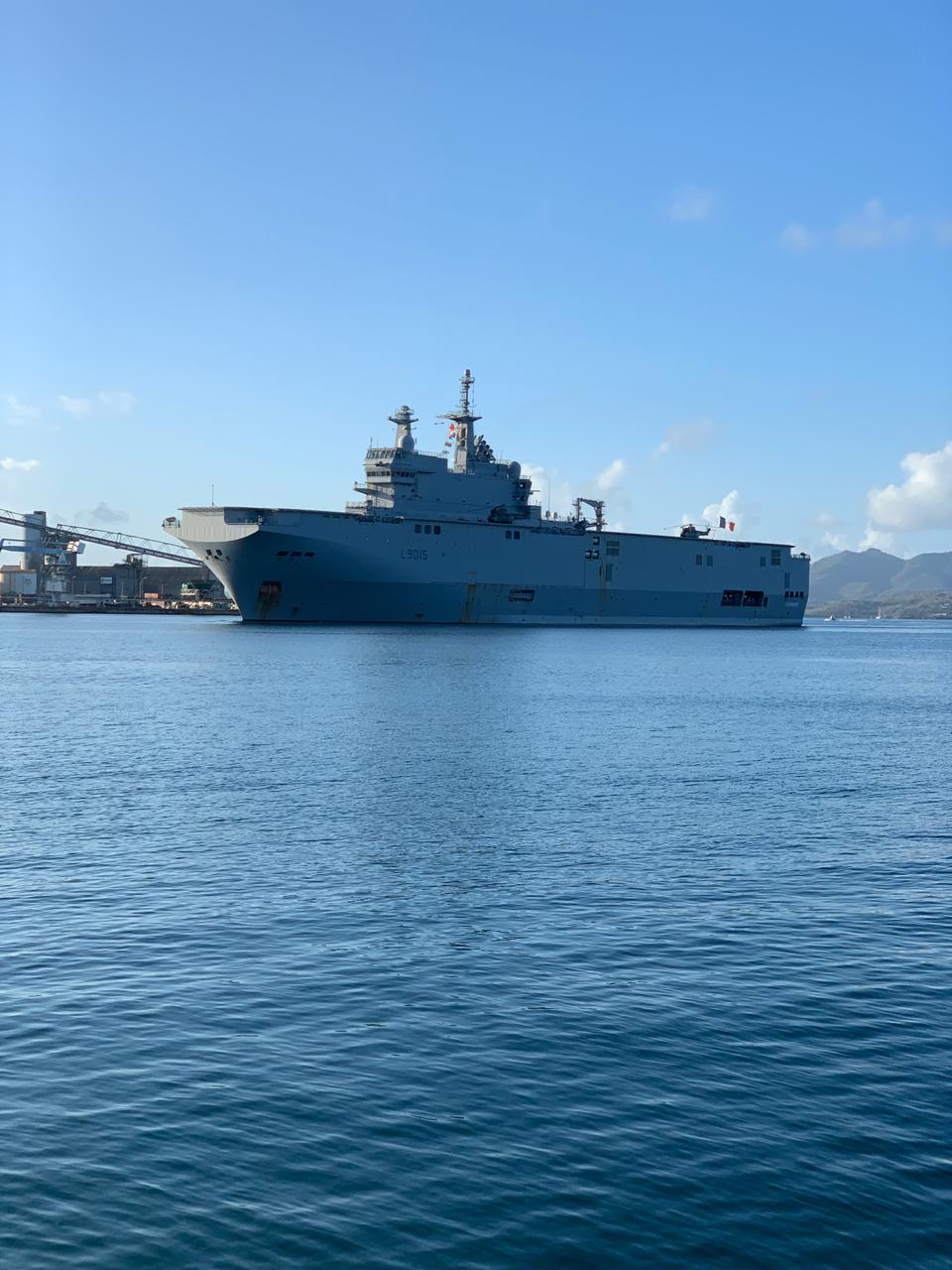 [En images] Le porte-hélicoptères Dixmude au port de Fort-de-France