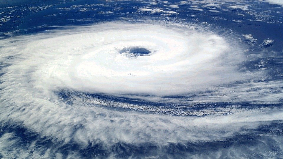     Isaias devient ouragan de catégorie 1 et fonce sur la Floride 

