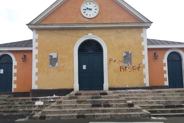     Destruction de deux plaques dédiées à Joséphine et à Léon Papin Dupont sur la façade de l'église des Trois-Îlets

