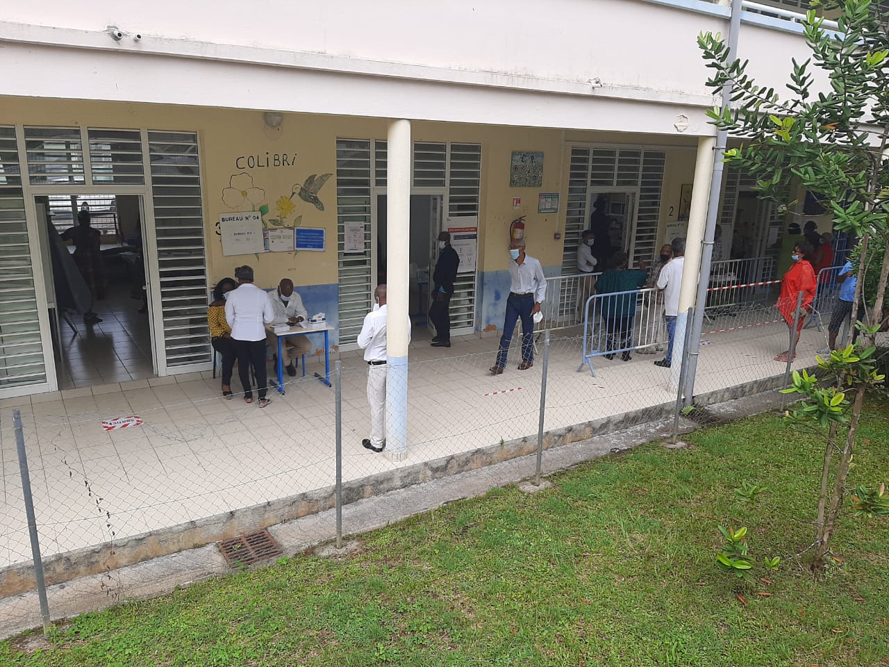 Municipales : les premiers électeurs se sont exprimés (PHOTOS)