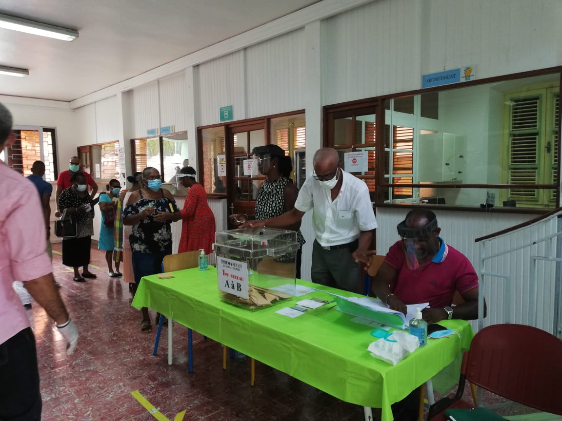 Municipales : les premiers électeurs se sont exprimés (PHOTOS)
