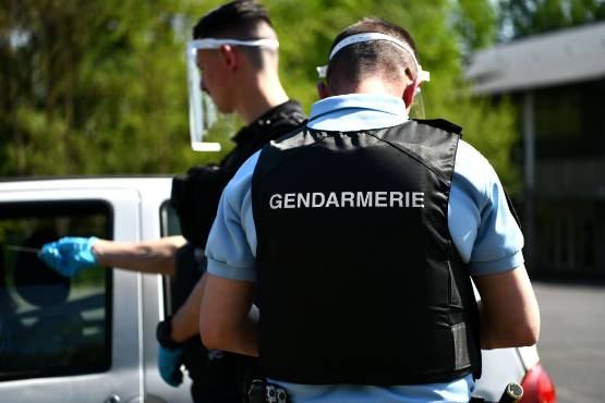     Il crache au visage des gendarmes en criant "je suis contaminé"

