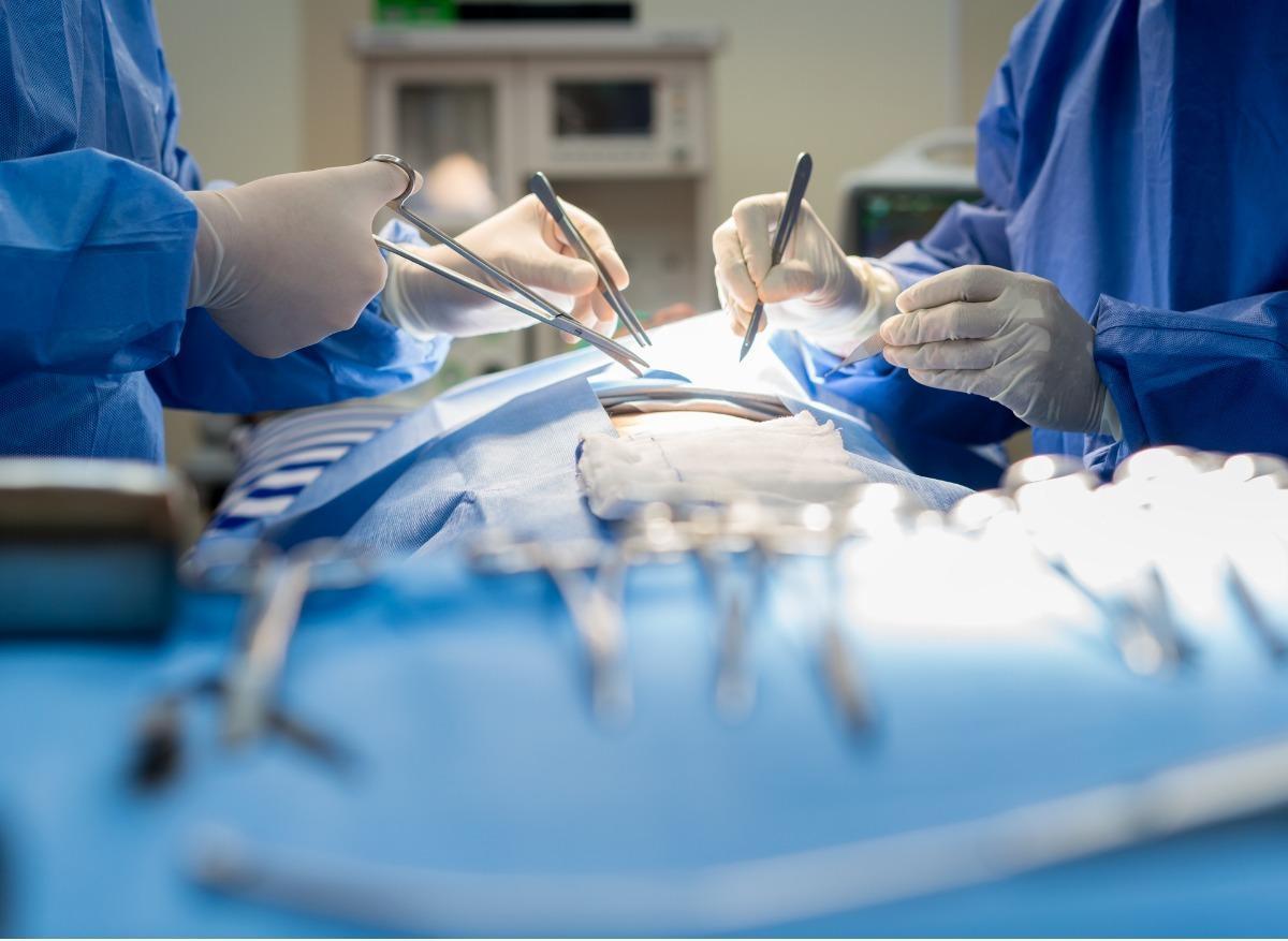     Un chirurgien oublie une compresse dans le ventre de sa patiente 

