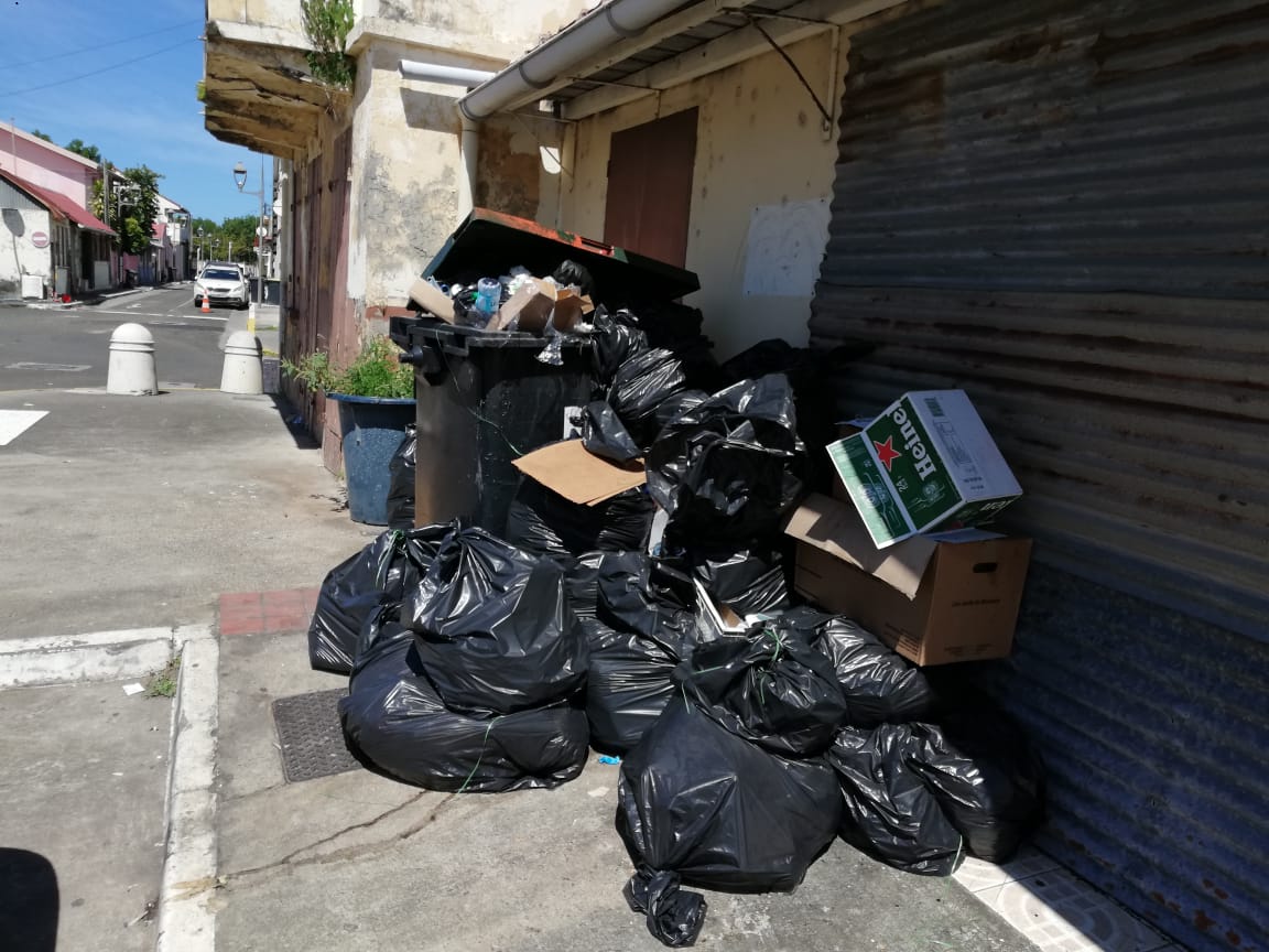     Grève générale et barrages : le ramassage des ordures fortement perturbé en Martinique

