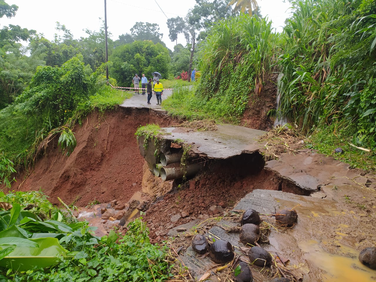     Glissements de terrain, routes détruites : les fortes pluies provoquent des dégâts en Martinique

