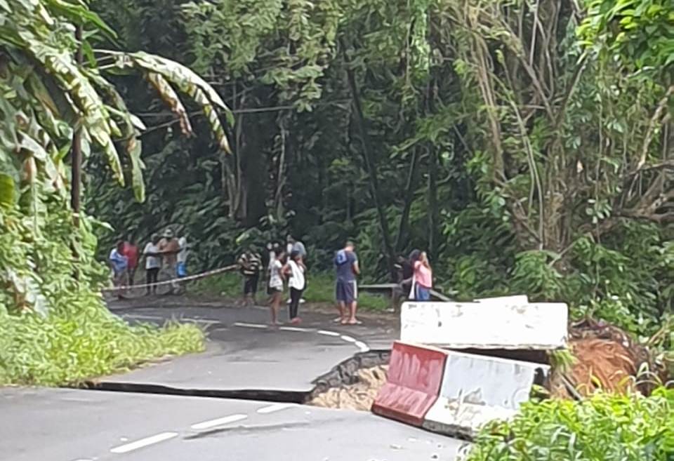     La route départementale entre Bezaudin et Réculée à Sainte-Marie s'est effondrée cette nuit


