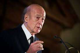     La classe politique rend hommage à Valéry Giscard d'Estaing


