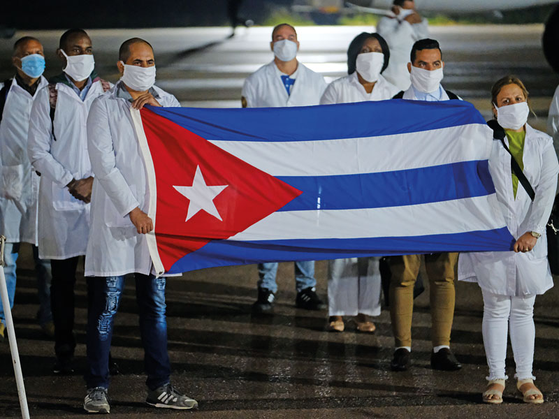     Cuba : le vaccin Soberana 2 administré aux soignants 

