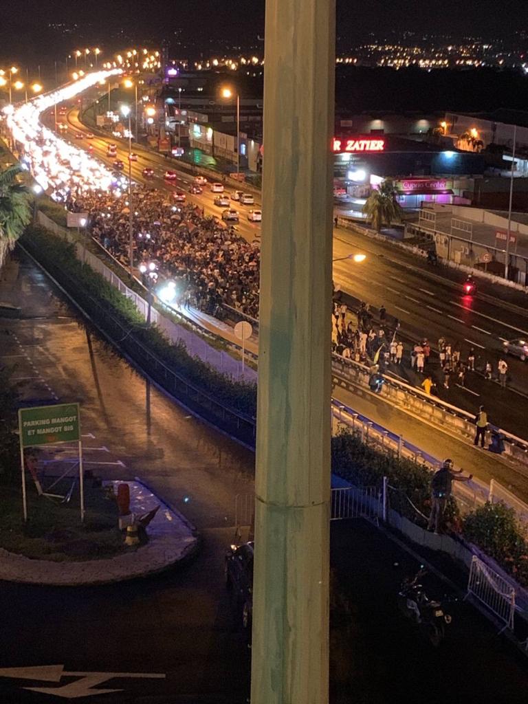     Une portion de l'autoroute prise d'assaut par des centaines de carnavaliers

