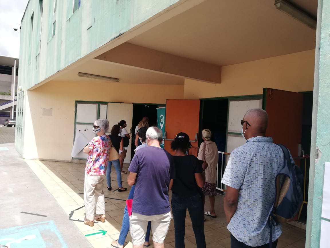     De nombreux Martiniquais inaugurent le vaccinodrome du Lamentin

