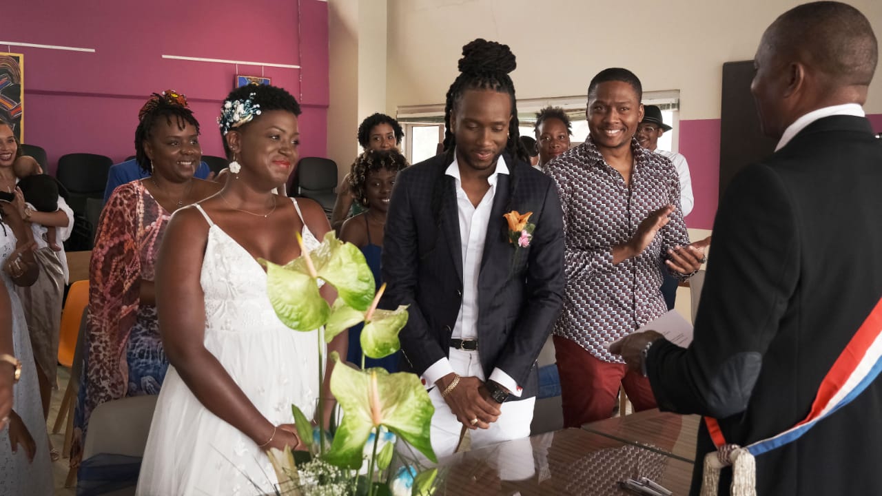     Les photos de mariage de l'humoriste Bobi fuitent sur les réseaux sociaux

