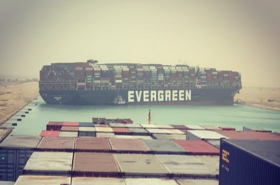     Trafic maritime : le canal de Suez en Egypte bloqué par un porte-conteneur


