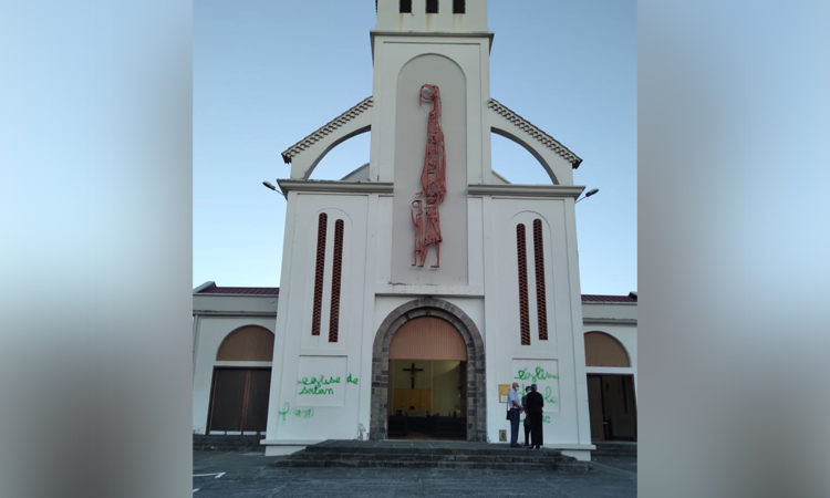     L'église de Bellevue vandalisée par des tags

