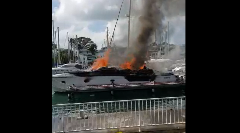     [VIDEO] Un bateau incendié à la marina de la Pointe du Bout aux Trois-Ilets

