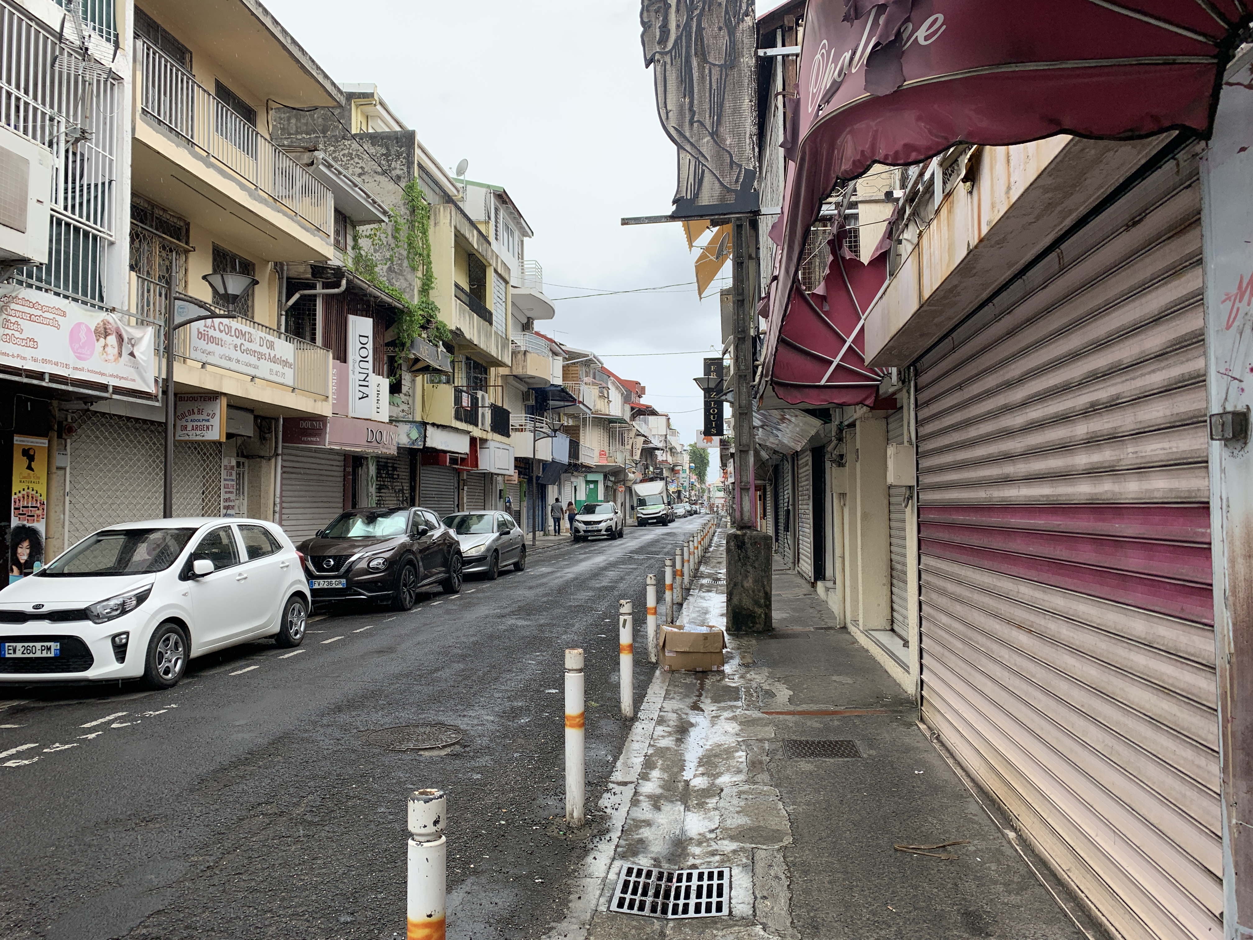     Règle des 5km, commerces fermés... Première journée de confinement renforcé en Guadeloupe

