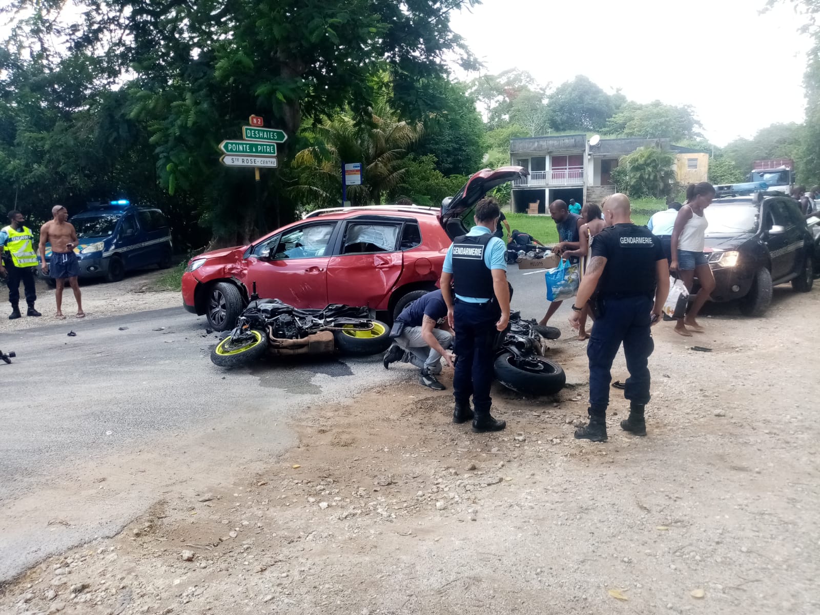     Un accident entre deux motos et une voiture à Sainte-Rose 

