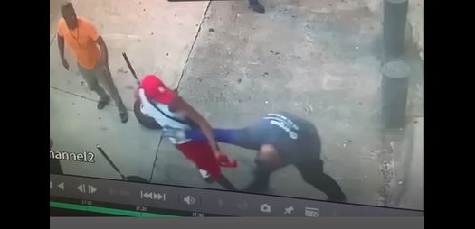     Ils volent à l'étalage et blessent un employé à coups de couteau

