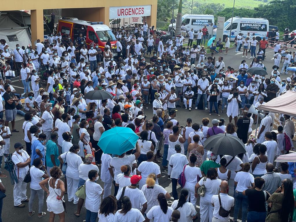     Opposition au passe sanitaire : des soignants rassemblés pacifiquement devant le CHU de Martinique

