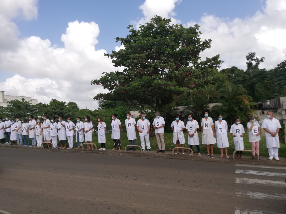     Des médecins du CHUM manifestent devant l'hôpital

