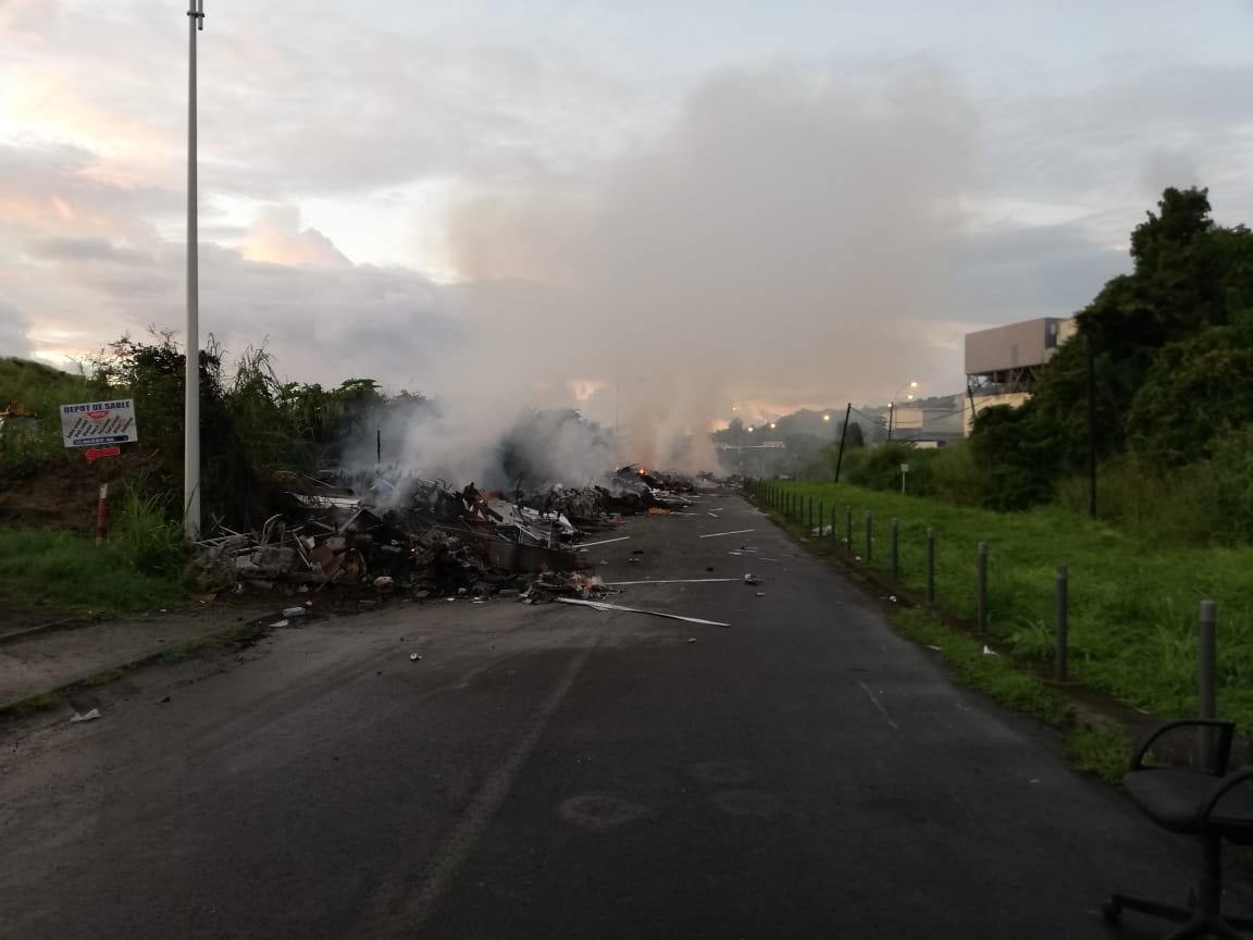     Violences et incendies : une nuit plus calme que les précédentes en Martinique

