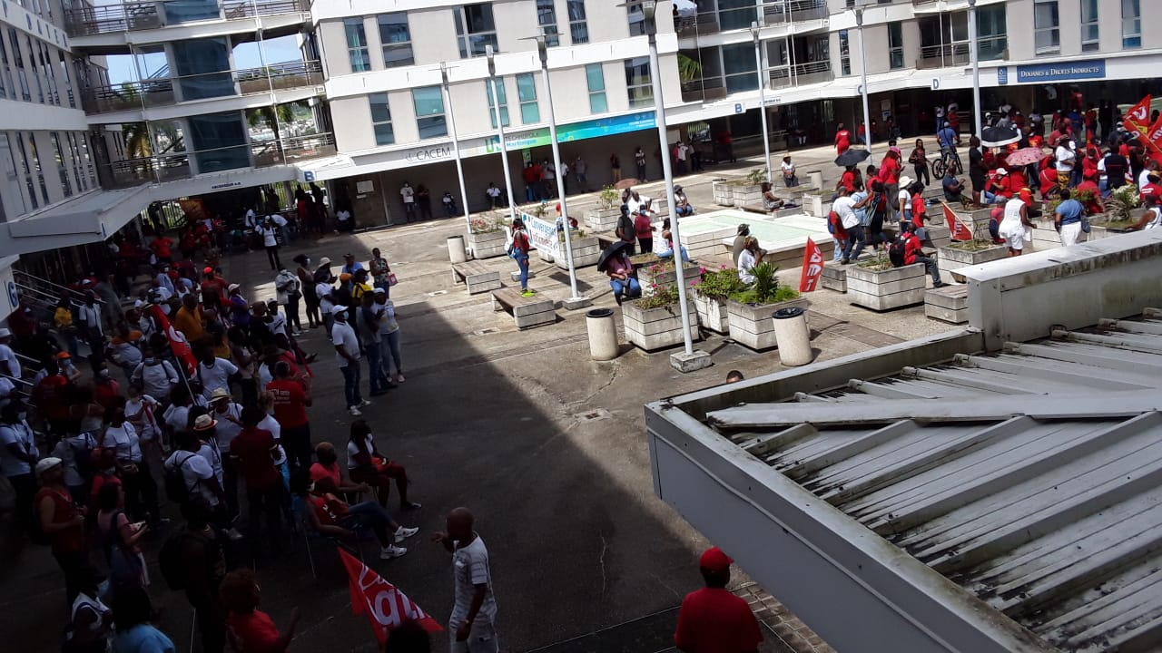     Opposition à l'obligation vaccinale : opération escargot sur les routes de Martinique et rassemblement à l'ARS 

