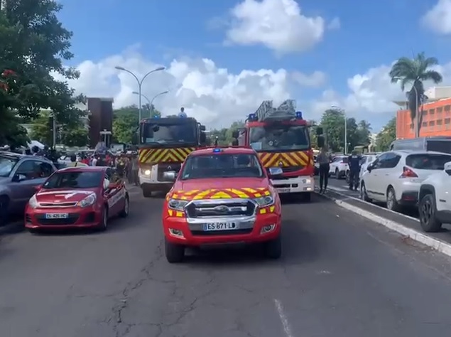     Les pompiers grévistes bloquent le pont de la Gabarre 

