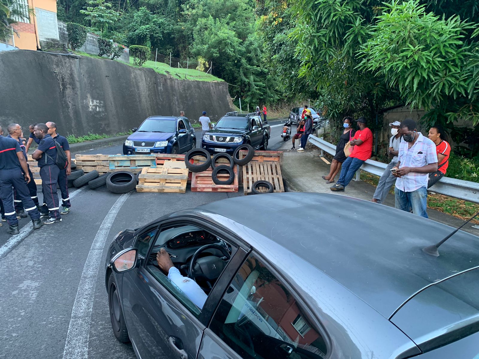     La Martinique paralysée par des barrages routiers

