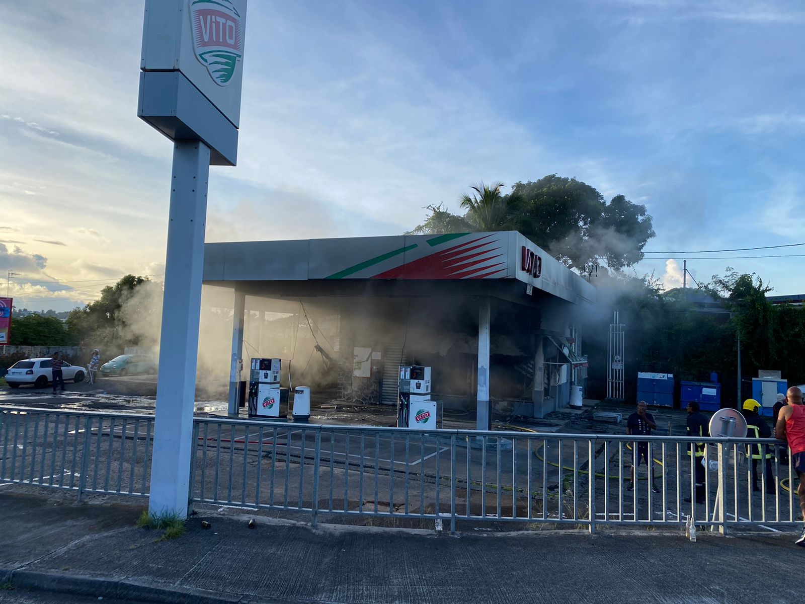     Violences nocturnes en Martinique : une station-service brûlée et un bureau de poste attaqué à la pelleteuse

