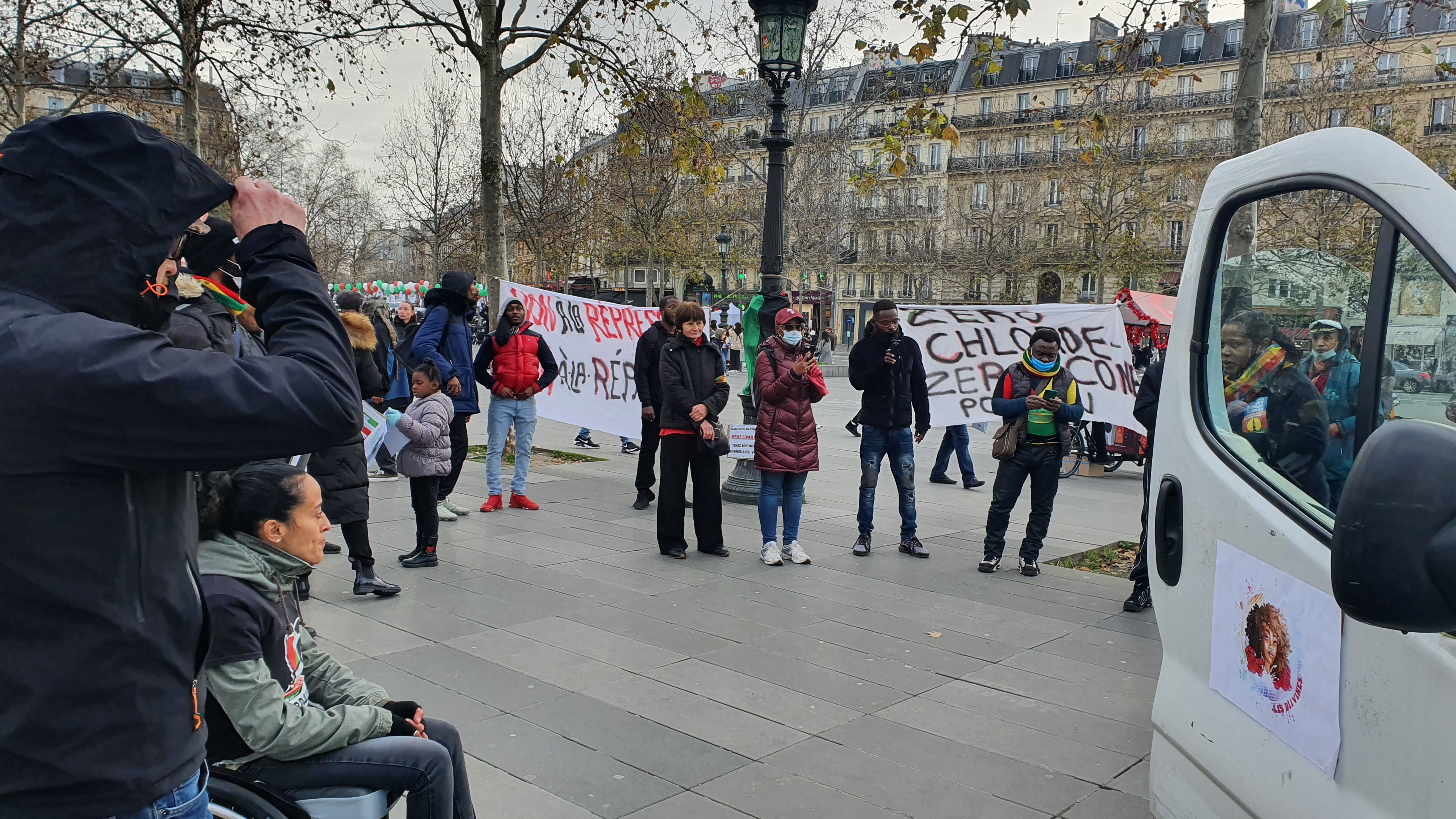     Une marche organisée à Paris en soutien aux mouvements sociaux des Antilles et de la Nouvelle-Calédonie

