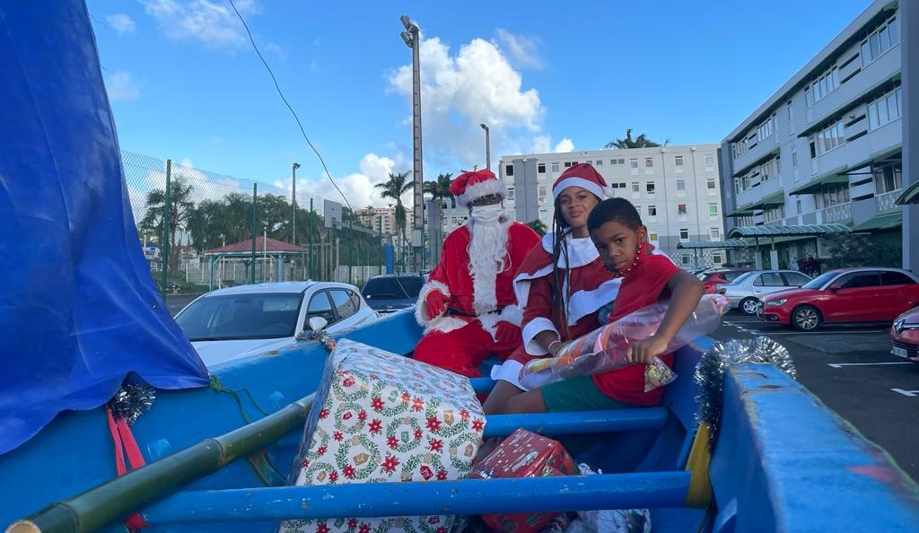     [VIDEO] Un Père Noël itinérant en yole réjouit les enfants du quartier de Dillon

