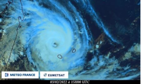     Le cyclone Batsirai "stationnaire" reste "aux portes" de la Réunion


