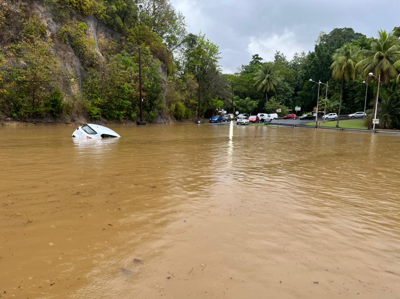     Nuit très pluvieuse et inondations : la Guadeloupe en vigilance rouge ce samedi 

