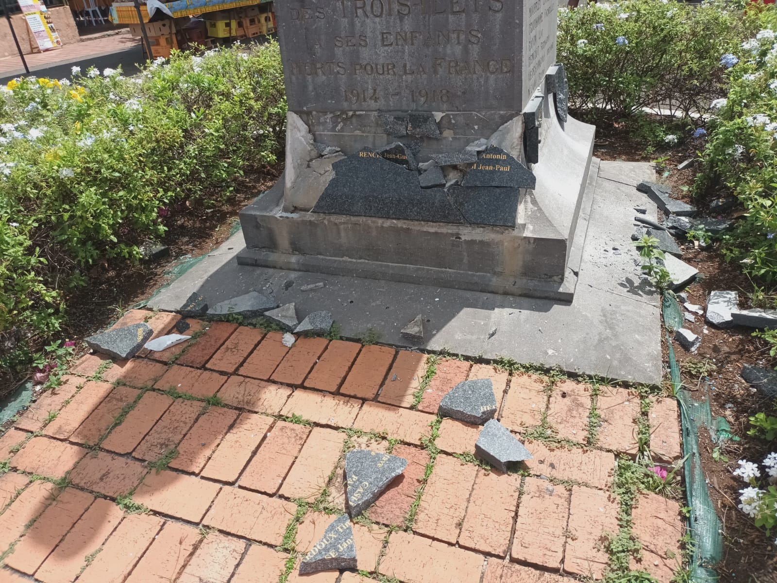     Le monument aux Morts des Trois-Îlets a lui aussi été vandalisé

