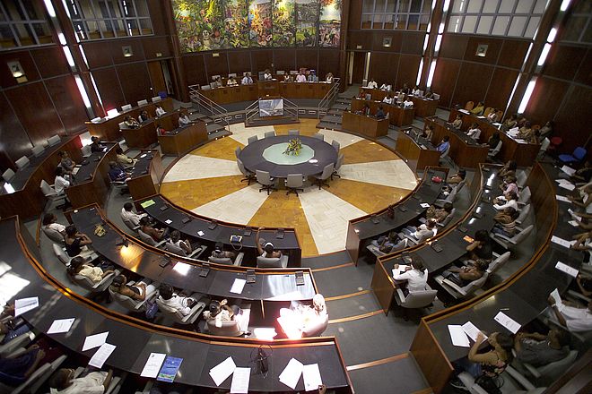     Plénière : un hémicycle bien rempli et des débats vifs, mais cordiaux 

