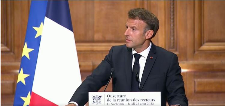     Emmanuel Macron promet 2000 euros minimum en début de carrière pour tous les profs

