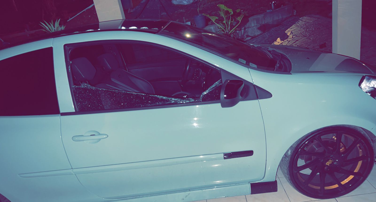     [PHOTOS & VIDEOS] Des véhicules vandalisés à la Baccha

