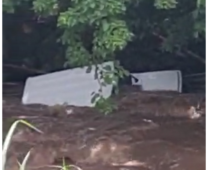     Une voiture emportée par les eaux au niveau d'un passage à gué

