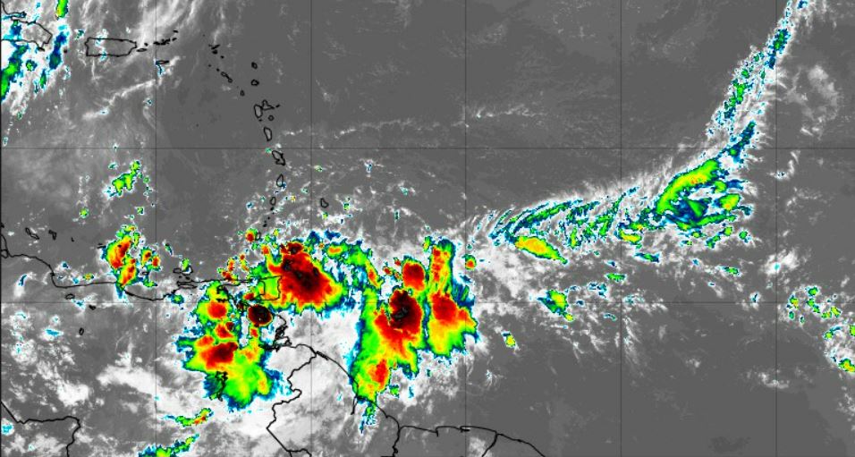     La Martinique attend de la pluie au passage d'une onde tropicale sur le sud de l'Arc


