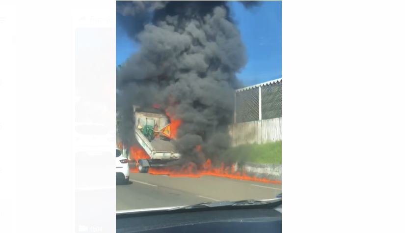     Un camion en feu sur la Rocade et des embouteillages monstrueux sur les routes

