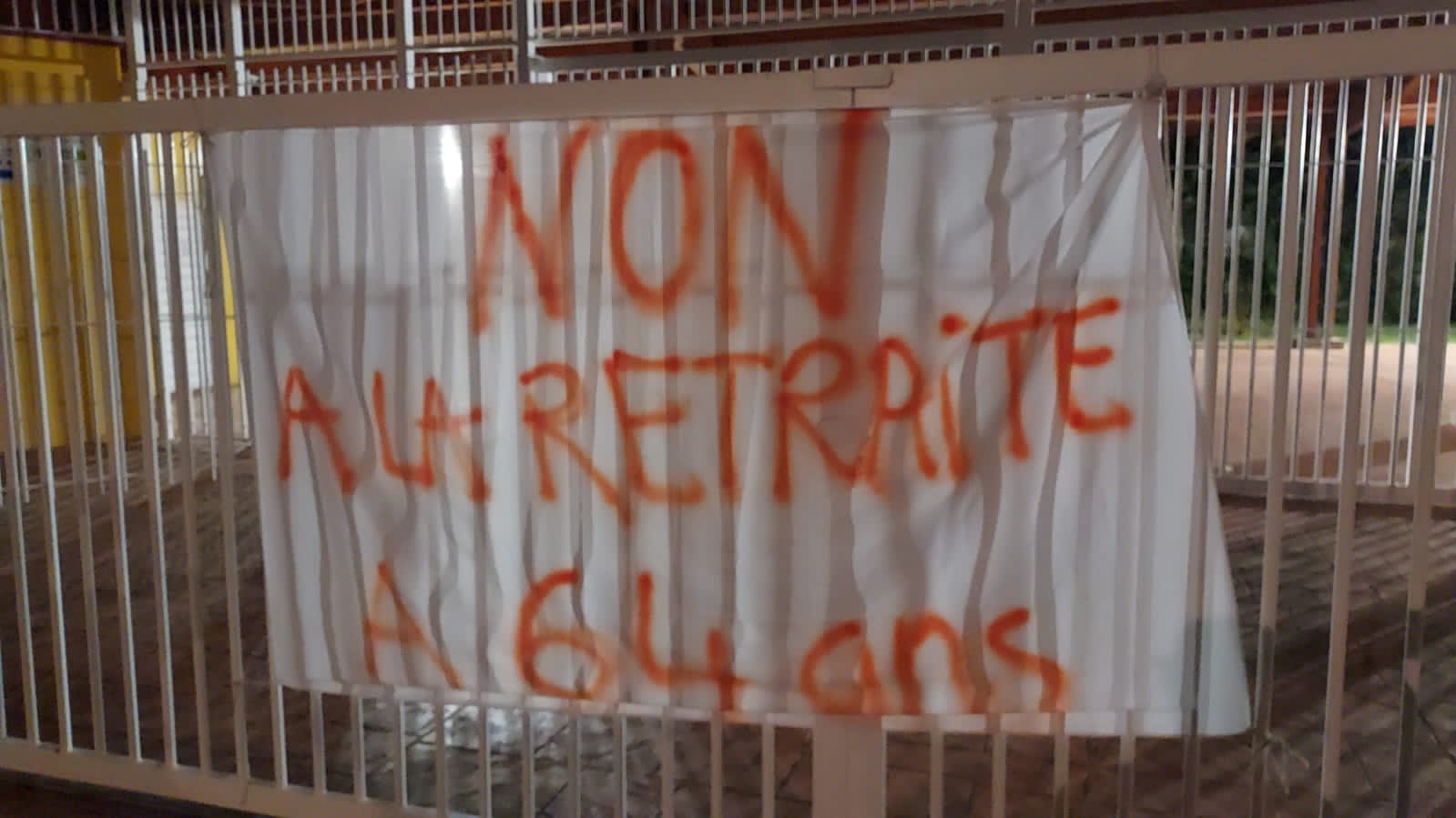     Établissements scolaires bloqués : l’Académie Guadeloupe regrette « l’impact » pour les élèves

