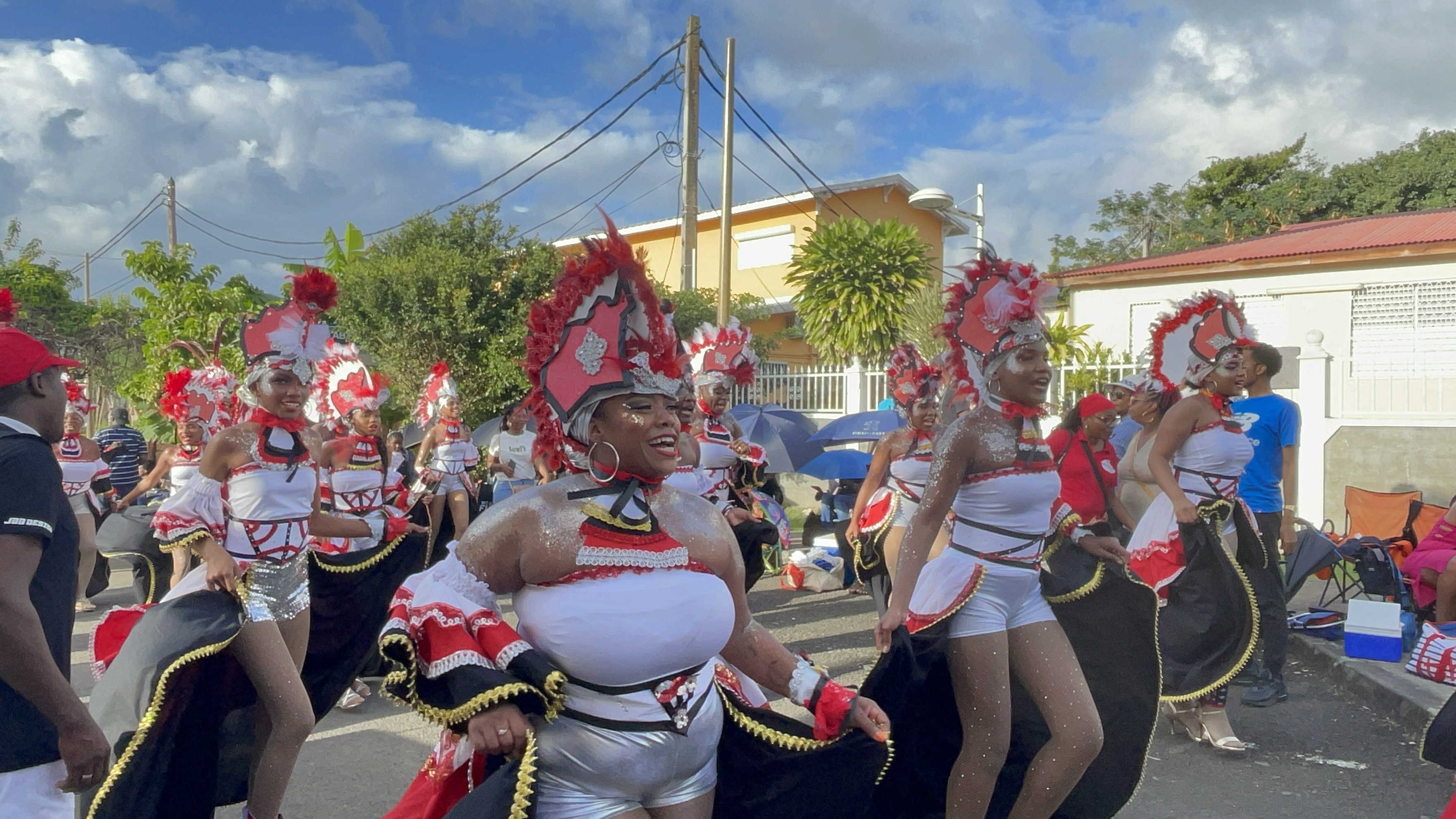     [En images] Doubout pou on gran vidé : il y avait foule au carnaval des Abymes

