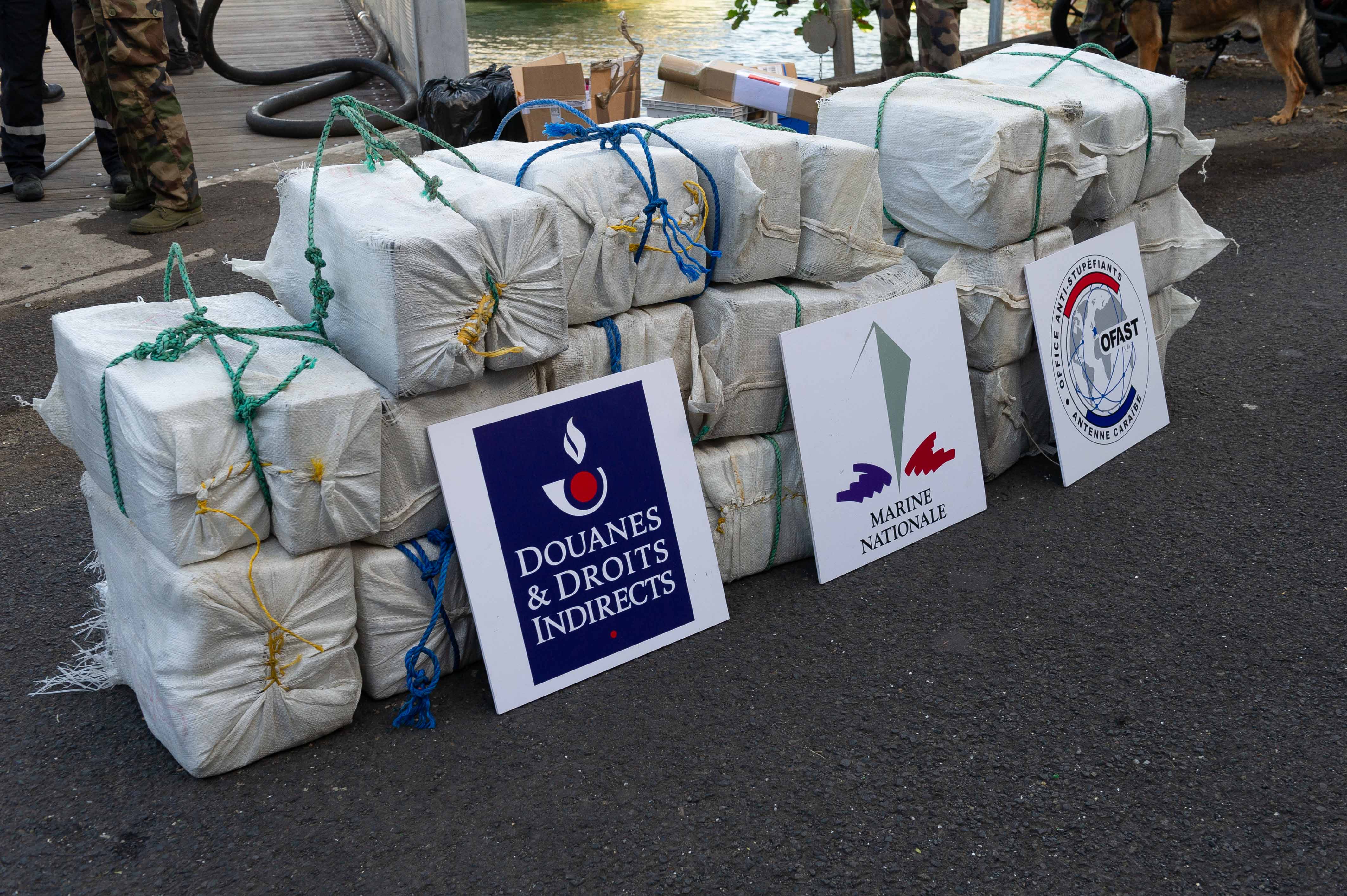     L'équipage du Ventôse saisit 435 kilos de cocaïne au large de la Guadeloupe

